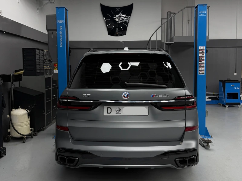 Bmw X7 Service in workshop